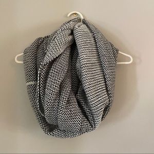 H&M Checkered Chunky Scarf
